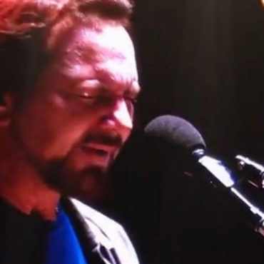 eddie-vedder-loses-voice-at-pearl-jam-concert