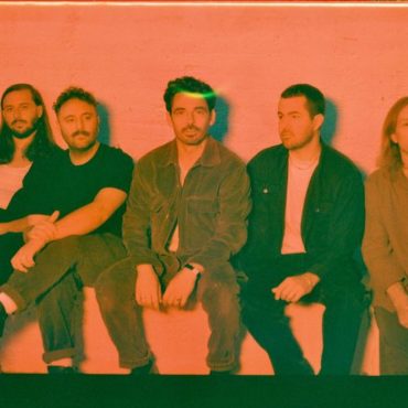 local-natives-share-two-new-singles:-“desert-snow”-and-“hourglass”