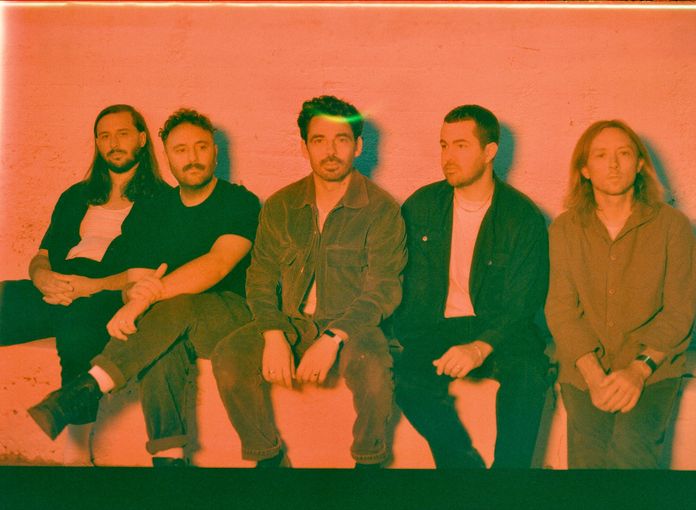 local-natives-share-two-new-singles:-“desert-snow”-and-“hourglass”