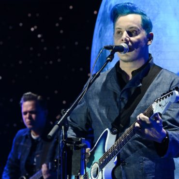 jack-white-performs-“if-i-die-tomorrow”-on-colbert