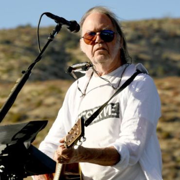 neil-young-still-not-ready-to-play-concerts:-“i-don’t-think-it-is-safe-in-the-pandemic”