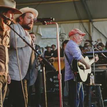 watch-paul-simon-make-his-newport-folk-festival-debut-with-surprise-appearance-during-nathaniel-rateliff’s-tribute-set