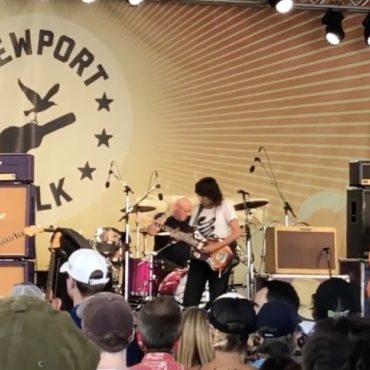 watch-dinosaur-jr.-&-courtney-barnett-perform-“feel-the-pain”-at-newport-folk