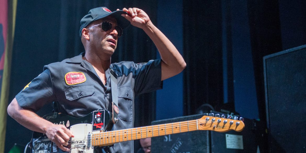 tom-morello-accidentally-tackled-by-security-guard-at-rage-against-the-machine-show