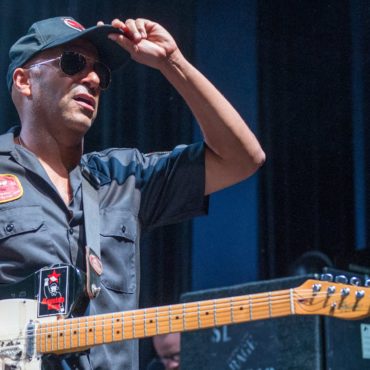 tom-morello-accidentally-tackled-by-security-guard-at-rage-against-the-machine-show