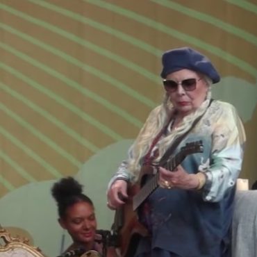 watch-joni-mitchell’s-surprise-newport-folk-fest-performance