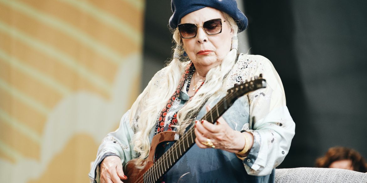 joni-mitchell-gives-rare-surprise-performance-at-newport-folk-festival