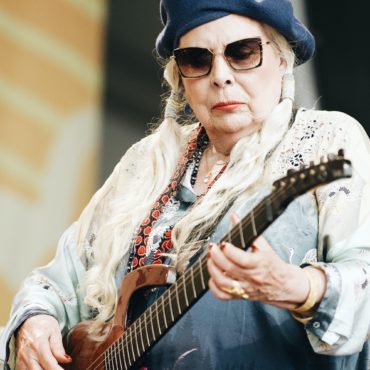 joni-mitchell-gives-rare-surprise-performance-at-newport-folk-festival