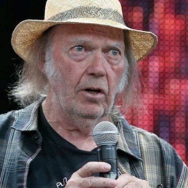 neil-young-won’t-perform-at-farm-aid-2022,-citing-covid-19-concerns