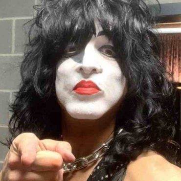 paul-stanley-shows-abs-to-kiss-fans-in-photo