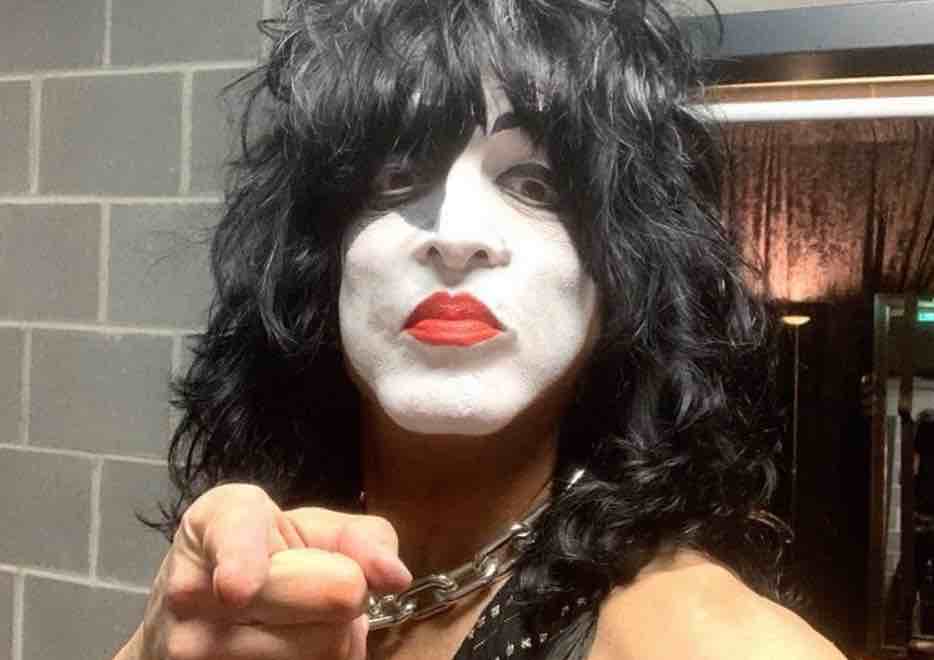 paul-stanley-shows-abs-to-kiss-fans-in-photo