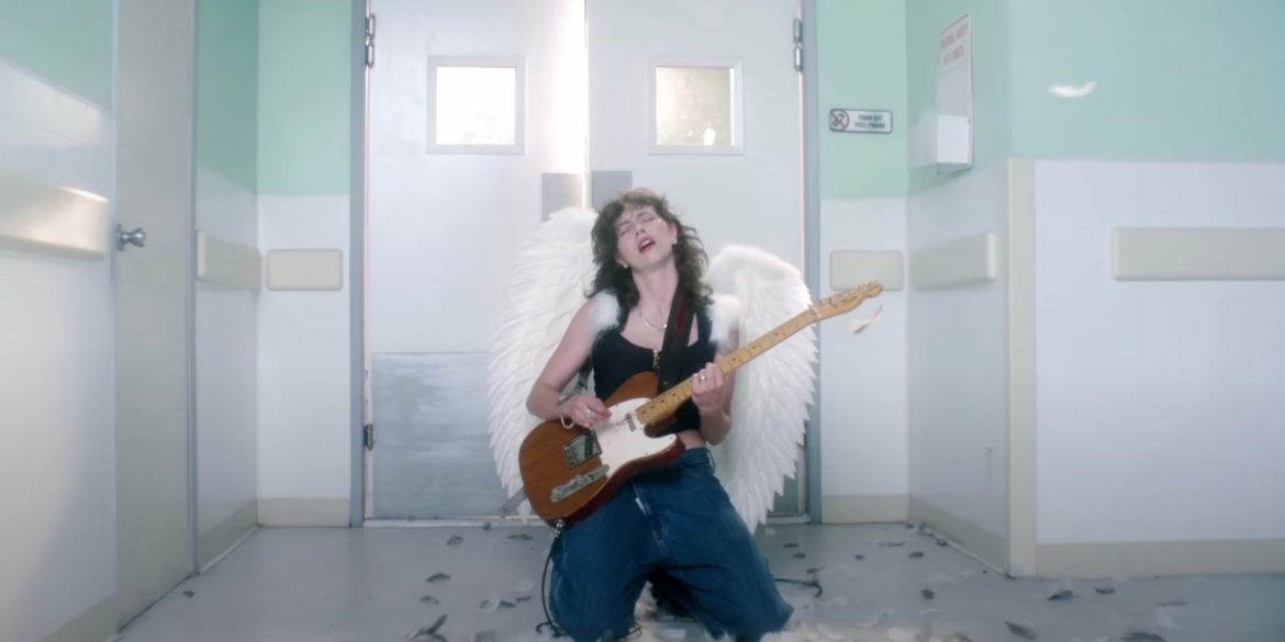 king-princess-dedicates-new-“let-us-die”-video-to-foo-fighters’-taylor-hawkins