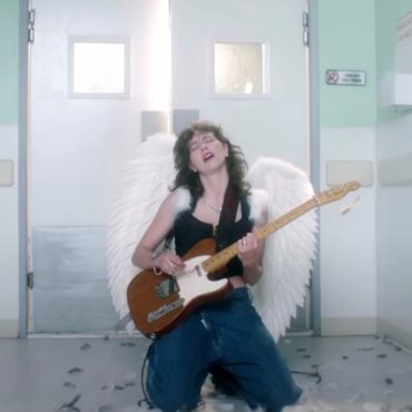 king-princess-dedicates-new-“let-us-die”-video-to-foo-fighters’-taylor-hawkins