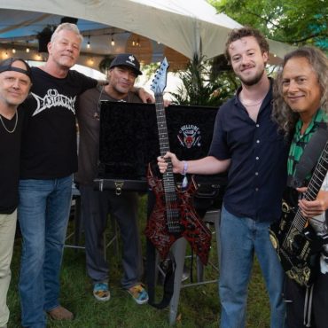 metallica-and-eddie-munson-actor-finally-meet,-play-“master-of-puppets”-together