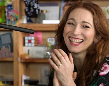 regina-spektor-performs-npr-tiny-desk-concert,-shares-live-version-of-“back-of-a-truck”