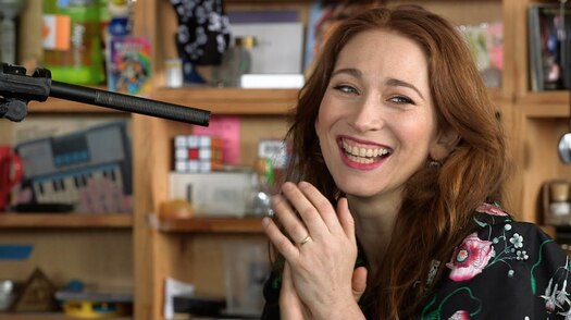 regina-spektor-performs-npr-tiny-desk-concert,-shares-live-version-of-“back-of-a-truck”