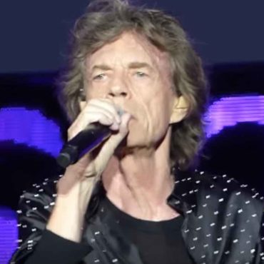 mick-jagger-flashes-female-fan-in-concert-video