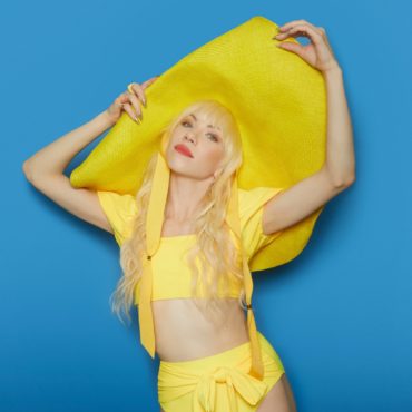 carly-rae-jepsen-shares-new-song-“beach-house”