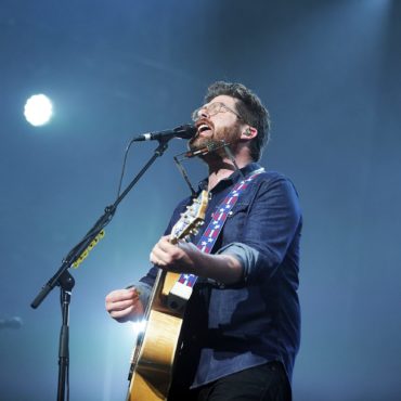 watch-the-decemberists-play-new-songs-“black-mariah”-and-“william-fitzwilliam”