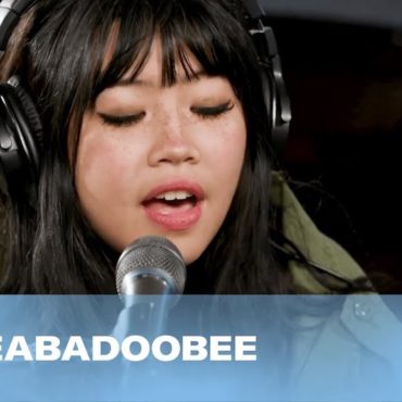 watch-beabadoobee-cover-the-sundays’-“here’s-where-the-story-ends”