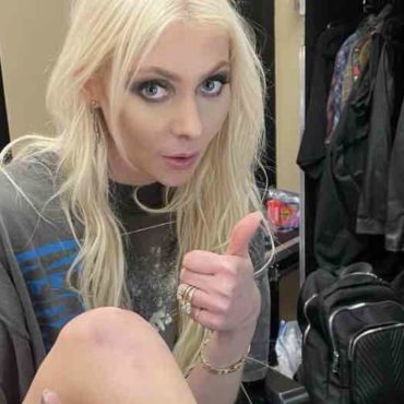 taylor-momsen-shows-legs-with-lzzy-hale-in-photo