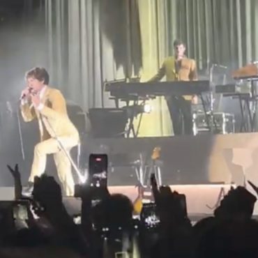 watch-arctic-monkeys-play-“potion-approaching”-for-the-first-time-in-11-years