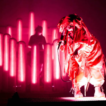 purity-ring-mesmerizes-los-angeles-with-otherworldly-performance