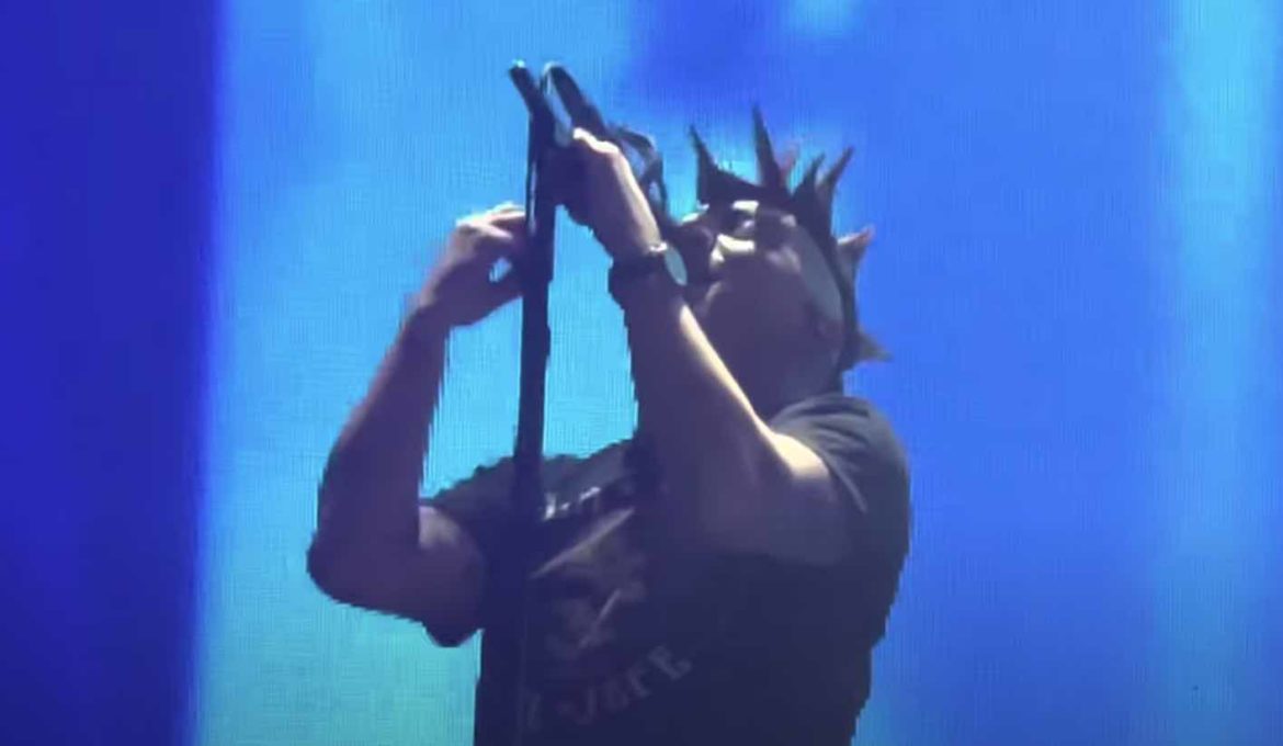 maynard-james-keenan-attacked-tool-fan-in-video