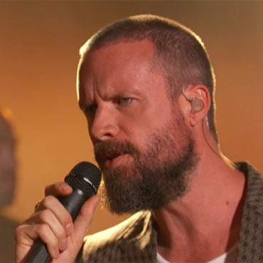 watch-father-john-misty-perform-“buddy’s-rendezvous”-on-“jimmy-kimmel”