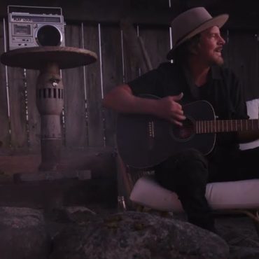 watch-pearl-jam’s-eddie-vedder-cover-joe-strummer’s-“long-shadow”