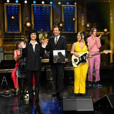 watch-angel-olsen-perform-“all-the-good-times”-on-“jimmy-fallon”