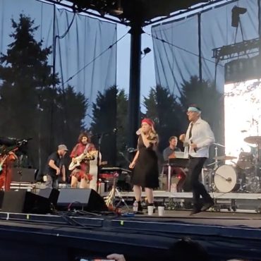 watch-sleater-kinney,-fred-armisen-&-courtney-barnett-cover-olivia-newton-john’s-“physical”