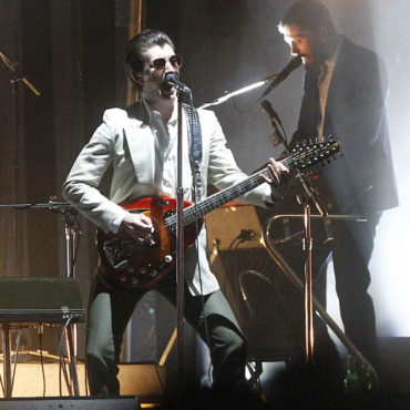 watch-arctic-monkeys-debut-new-song-“i-ain’t-quite-where-i-think-i-am”