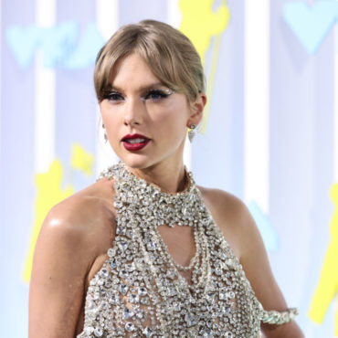 taylor-swift-announces-new-album-while-accepting-video-of-the-year-at-vmas