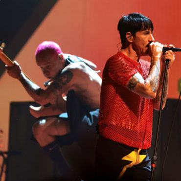 watch-red-hot-chili-peppers-receive-global-icon-award-at-the-vmas