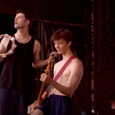 watch-fontaines-dc.-bring-a-fan-onstage-to-play-guitar-at-reading-festival