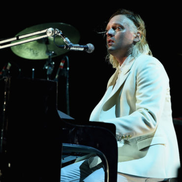 canadian-radio-stations-pull-arcade-fire-music-as-band-kicks-off-tour