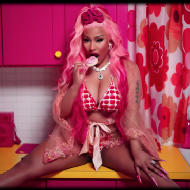 nicki-minaj-shares-video-for-“super-freaky-girl”:-watch