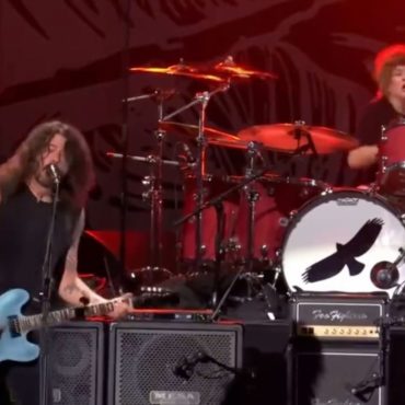 foo-fighters-close-emotional-tribute-concert-with-taylor-hawkins’-son-&-paul-mccartney