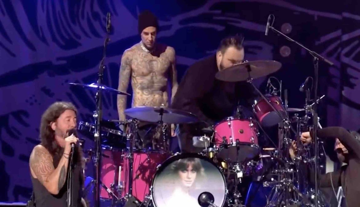 dave-grohl-messes-up-travis-barker-performance