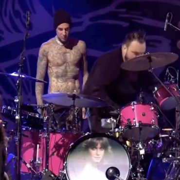 dave-grohl-messes-up-travis-barker-performance