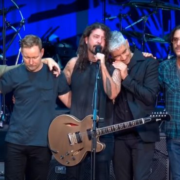 foo-fighters-member-suffers-breakdown-at-tribute-show