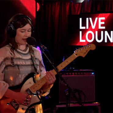 watch-wet-leg-cover-steve-lacy’s-“bad-habit”-for-bbc’s-live-lounge