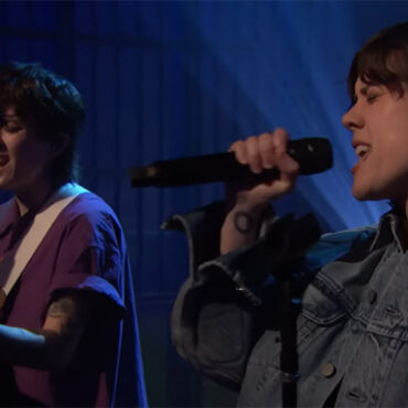 tegan-and-sara-perform-“yellow”-on-“seth-meyers”