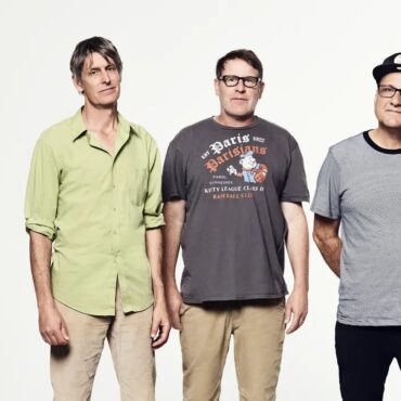 watch-pavement-play-“blue-hawaiian”-for-the-first-time-in-25-years