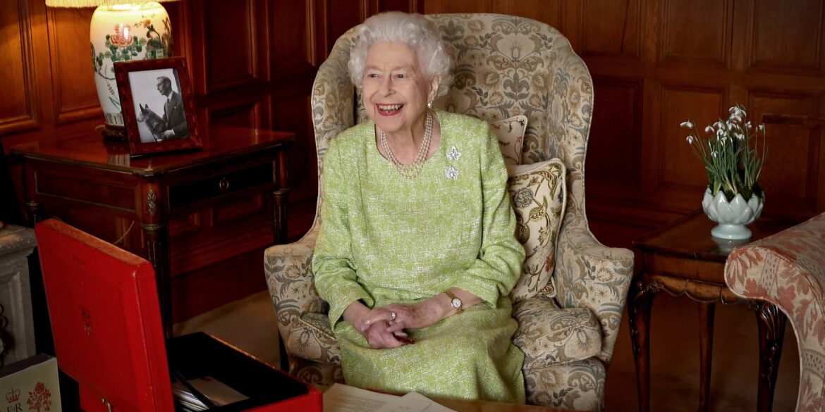 paul-mccartney,-the-rolling-stones,-elton-john,-more-pay-tribute-to-queen-elizabeth,-who-has-died-at-96