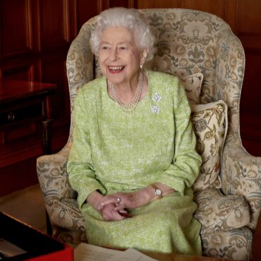 paul-mccartney,-the-rolling-stones,-elton-john,-more-pay-tribute-to-queen-elizabeth,-who-has-died-at-96