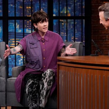 tegan-and-sara-discuss-new-tv-series,-perform-“yellow”-on-seth-meyers:-watch