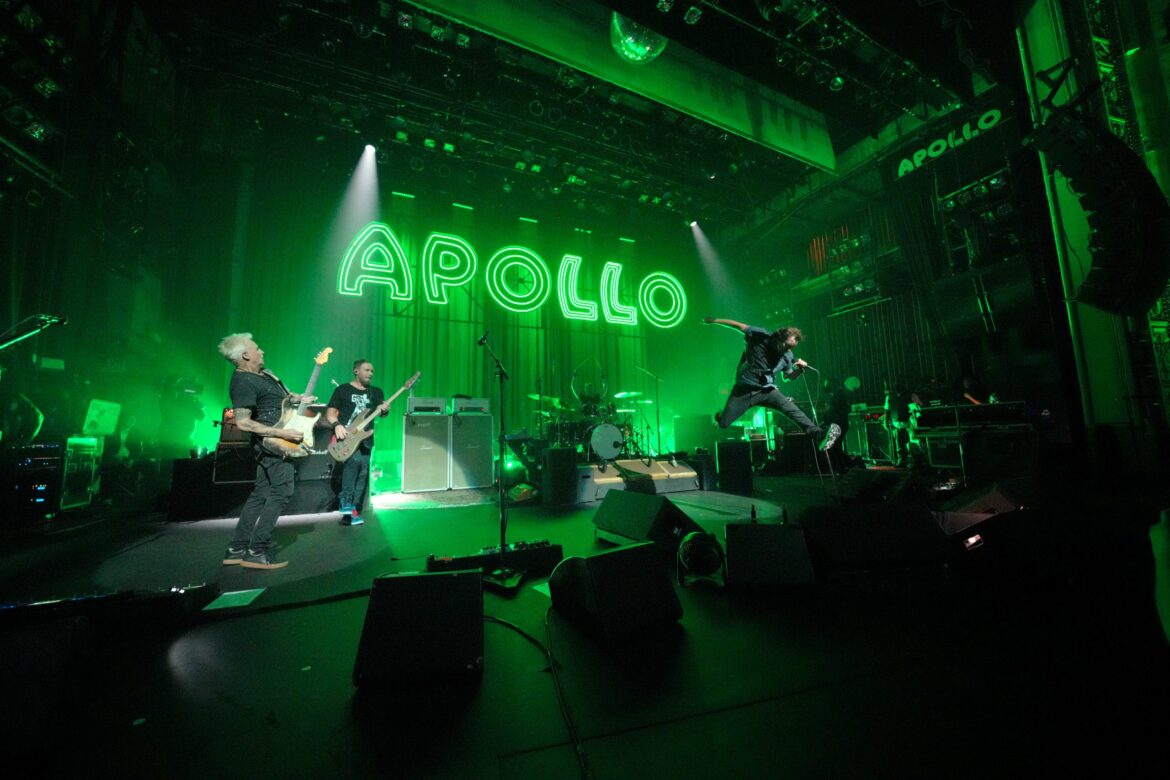 pearl-jam-bring-a-ton-of-gigaton-to-the-apollo