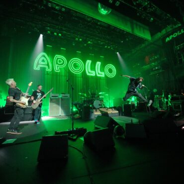 pearl-jam-bring-a-ton-of-gigaton-to-the-apollo